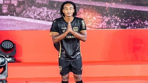 Young Indonesian Player Ronaldo Kwateh Officially Joins Thai Club Muangthong United