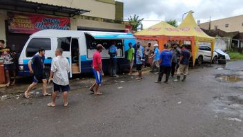 Bantu Pengurusan Adminduk Warga Terdampak Banjir di Banyuwangi, Dispendukcapil Buka Gerai Pelayanan di Lokasi Banjir