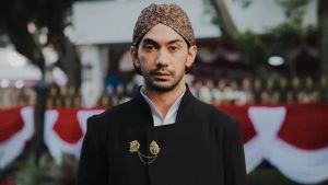 Reza Rahadian Tampil Bak  Pangeran Jawa di Istana Negara