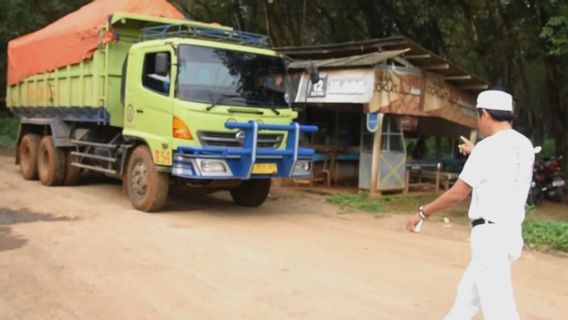 Voir Les éclaboussures De Terre De La Province De Truk Kotori Jalan Subang, Dedi Mulyadi Spray Truck Driver Appelez Directement Le Directeur De Plantation