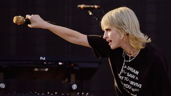 Paramore Persembahkan Repertoar Spesial untuk Robert Pattinson saat Buka Konser Taylor Swift