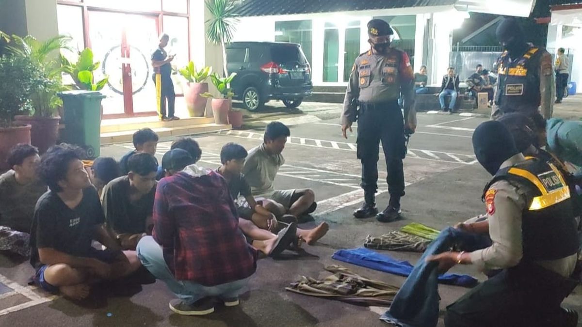 The First Day Of Ramadan Fasting, Dozens Of Teens In Tangsel Involved In A 'Sarong War' Wrapped In Stone