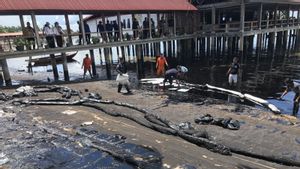 Kapal Terbakar di Perairan Malaysia, Tumpahan Minyak Cemari Pantai di Batam