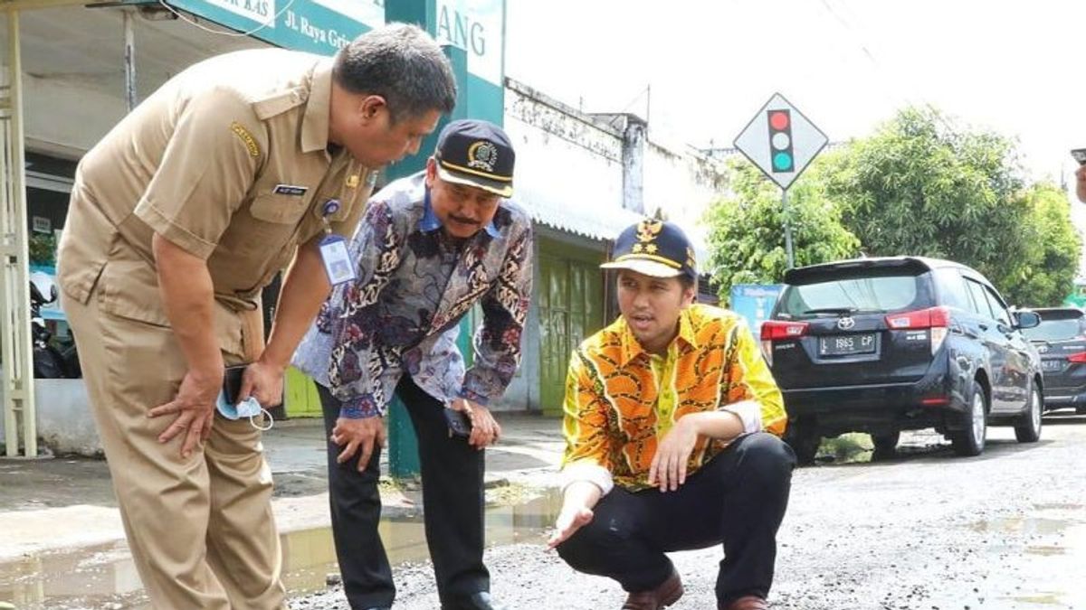 Wagub Emil Dardak Minta Jalan Rusak Nganjuk-Kediri Segera Diperbaiki