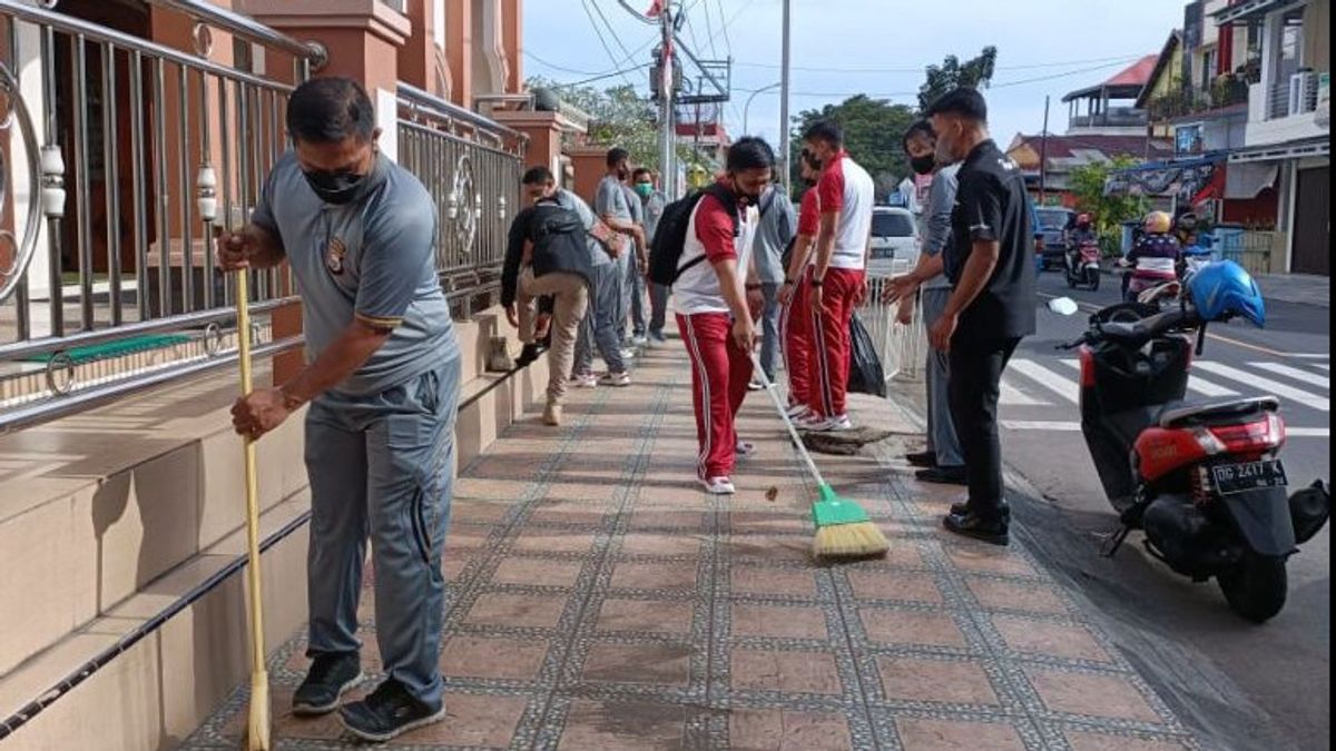 Polda Bersih-bersih 18 Masjid di Maluku Utara Jelang Awal Puasa