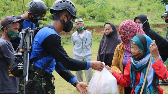 Kopassus Bagi-bagi Sembako Sambil Ingatkan Protokol Kesehatan ke Warga Cihuni Purwakarta