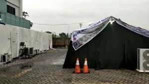 Kasur Penuh, RS Hermina Medan Dirikan Tenda Darurat untuk Pasien COVID-19