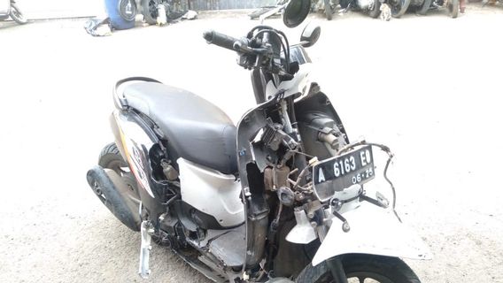 MEsat Mengesat, Pengdagang Honda Scoopy Mengenai Tek Truke Kontainer, Kepala Pangah