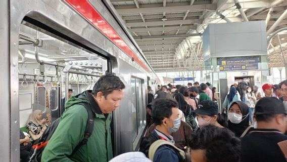 大晦日、KRLの住民はモナス旧市街に向かいます