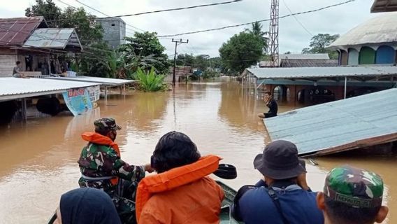 バンジャールカルセルリージェンシーの3メートルの洪水 2,008 軒の住宅を吸収