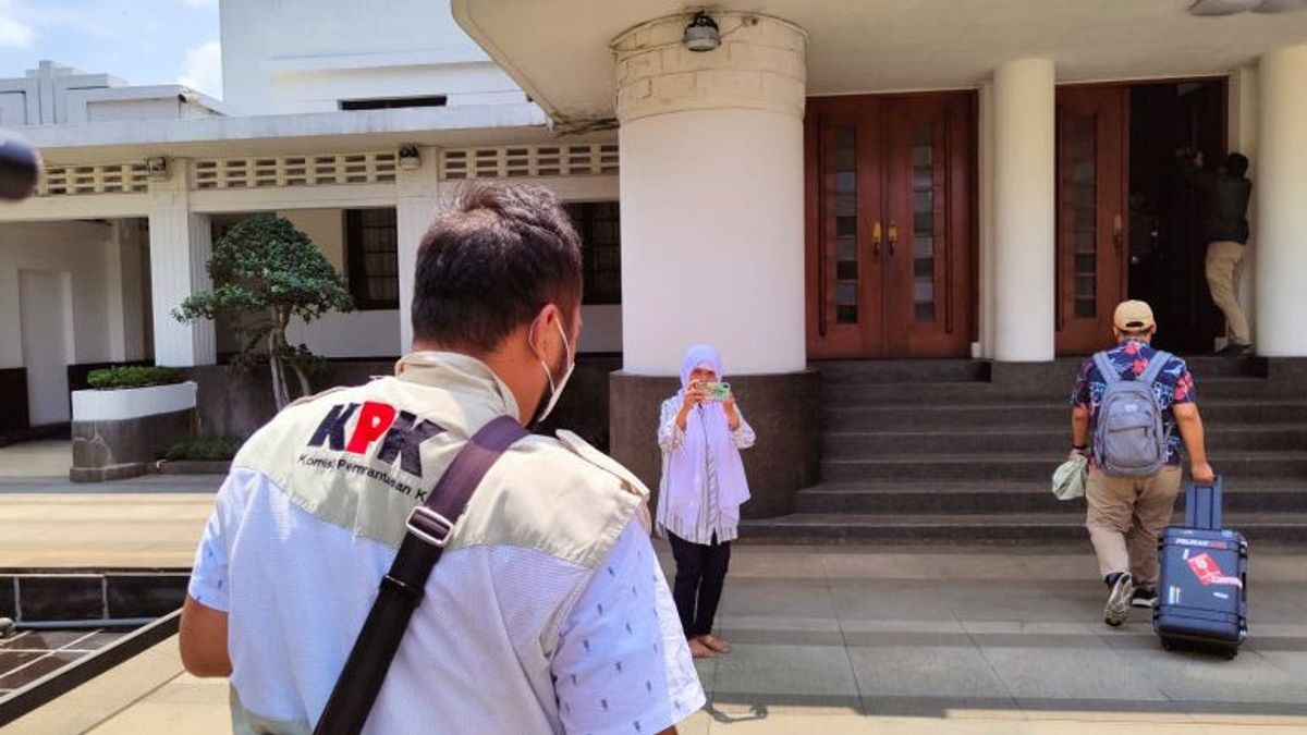 KPK Searches Bandung City Hall