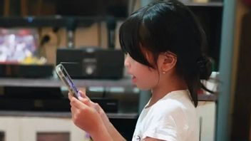 Orang Tua Gaptek, Anak Makin Bebas di Dunia Digital? Ini Peringatan PP Tunas