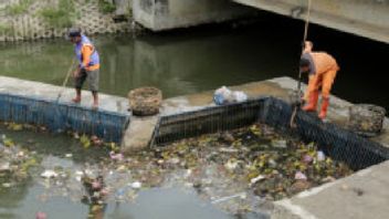 DLHK3 Banda Aceh Gunakan Kubus Apung untuk Membersihkan Sampah di Sungai