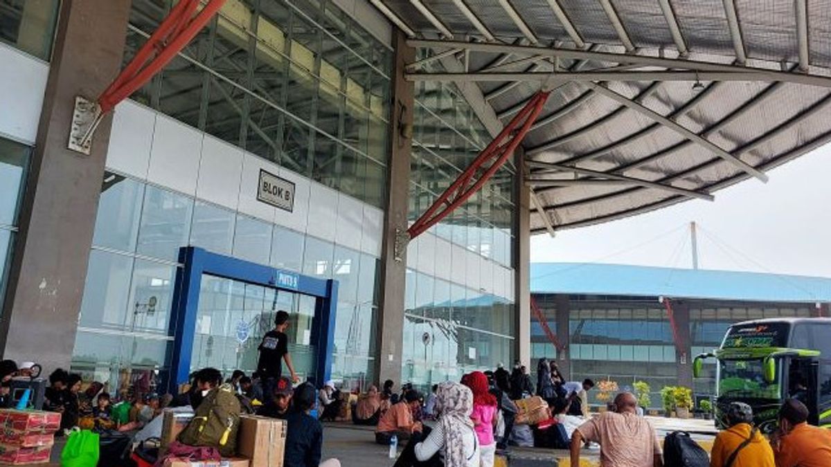 Ada Pemudik yang Baru Dapat Cuti dan Pulang Kampung dari Terminal Pulo Gebang Setelah Lebaran