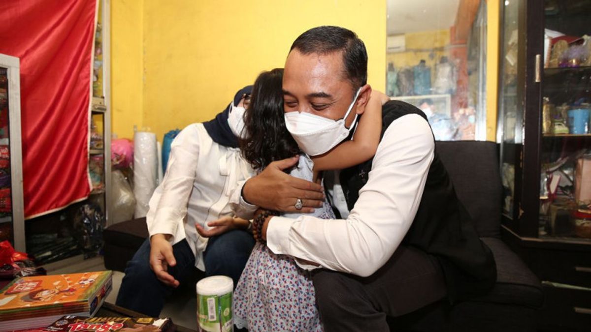 Le Câlin Chaleureux Du Maire De Surabaya, Eri Cahyadi, Pour Ellen Nainggolan Qui A Perdu Ses Parents à Cause De La COVID-19