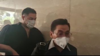 يرتدي إيفان غوناوان ملابس سوداء بالكامل ، ويصل إلى شرطة المترو التي فحصتها مرة أخرى حول الحمض النووي المحترف ، لماذا؟ 