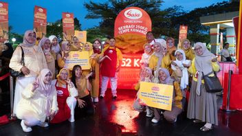Sasa Berbagi 250 Kilogram Tempe Kriwang di Parkir Timur Plaza Surabaya