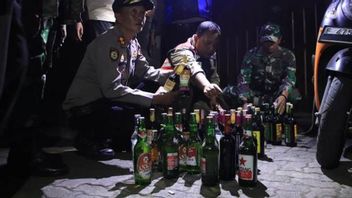 米拉斯特遣部队关闭Probolinggo的一家商店,有浮动酒和有问题的许可证