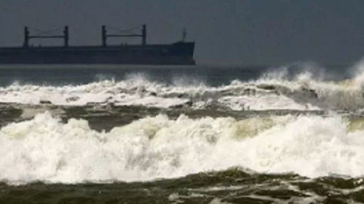 Nelayan Hingga Kapal Tongkang, Waspada Gelombang 2,5 Meter di Perairan NTT