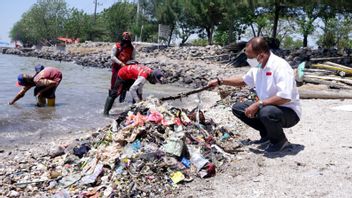 ワワリ・スラバヤ・アルムジ、ケンジェランビーチでゴミの掃除を住民に招待
