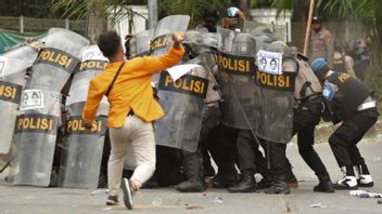 The House Of Representatives Is Considered To Be Washing Their Hands And Collision With The Police