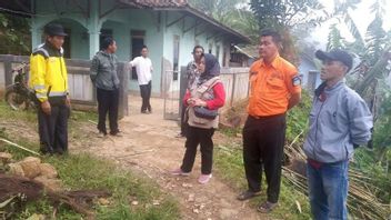 Vent violent frappe Garut, un habitant est mort en tombant sur un arbre alors qu'il aidait un autre