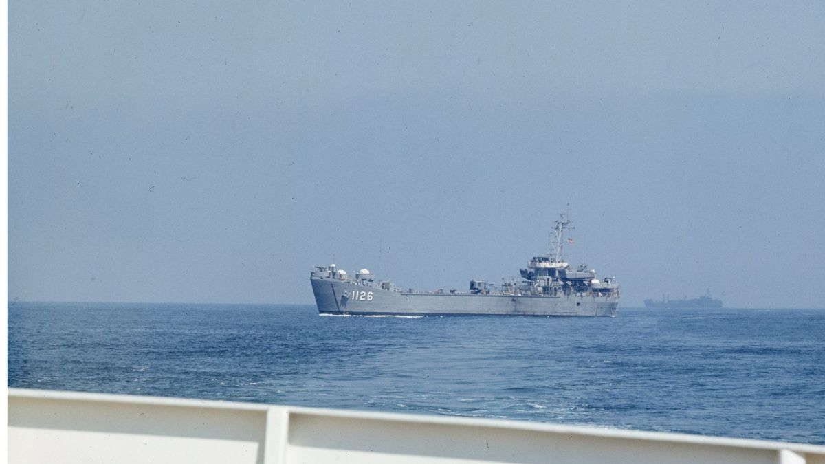 Chinese Coast Guard Monitors Philippine Patrol Vessel In Sengketa Beting Sabina Waters