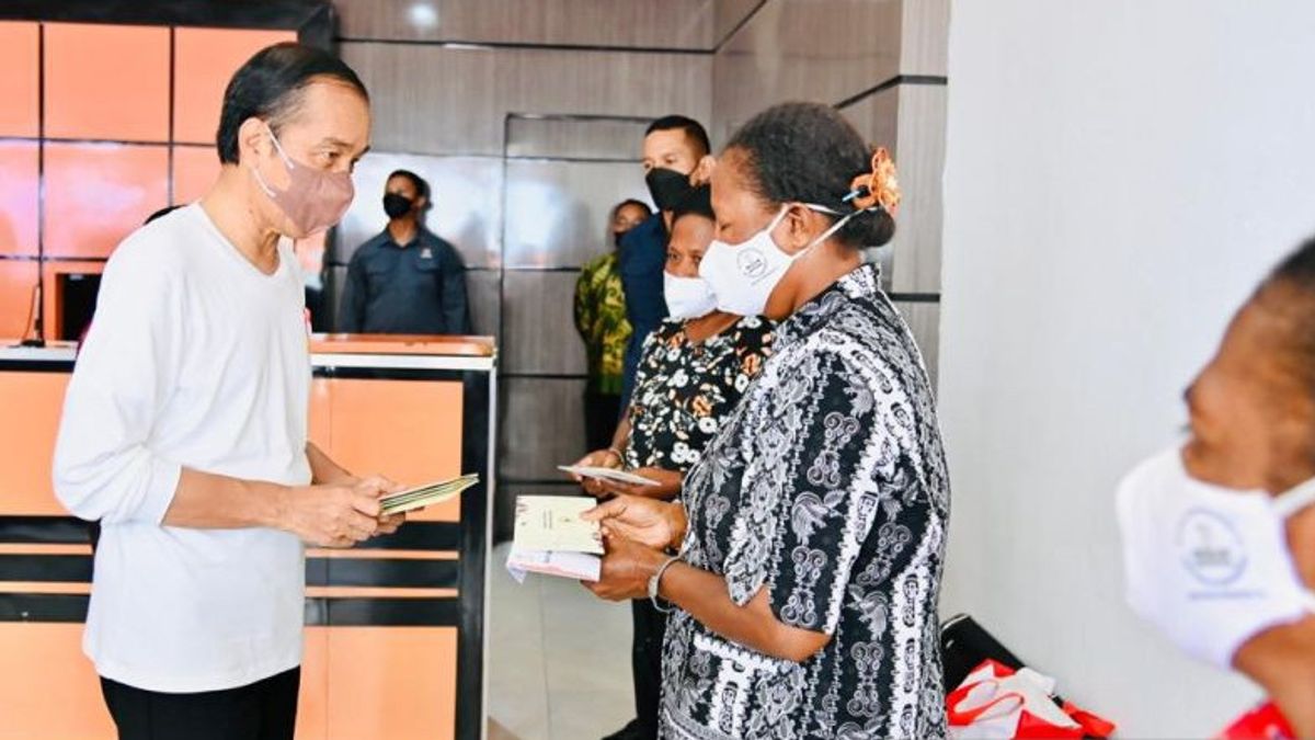 Jokowi Bagikan BLT Pengalihan Subsidi BBM Rp600 Ribu di Jayapura