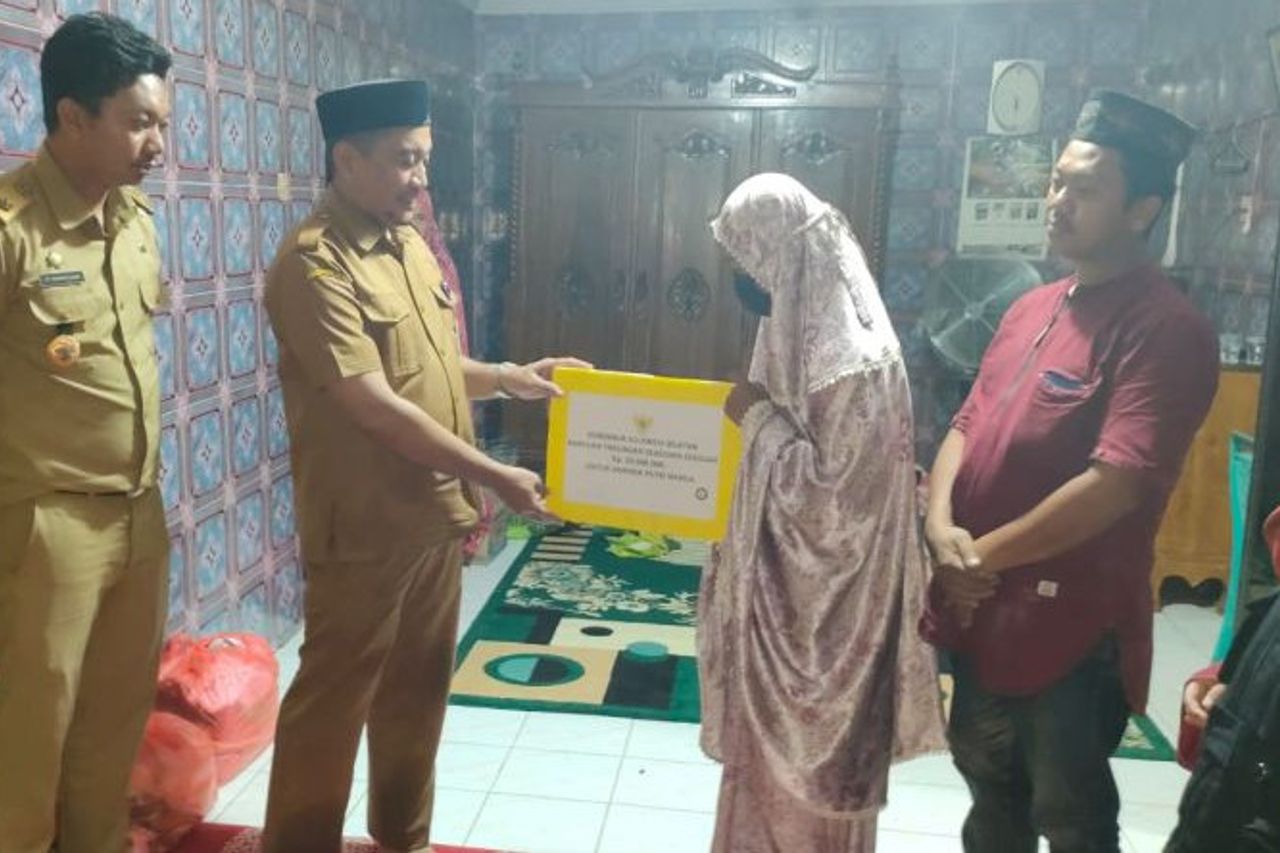 South Sulawesi Governor Gives Scholarship Savings For Children Whose Mother Hanged Herself In Pinrang