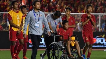 インドネシア対ベトナム:エヴァン・ディマスが車椅子に乗せた選手、元ヘーレンヴェンDFドアン・ヴァン・ハウと出会う