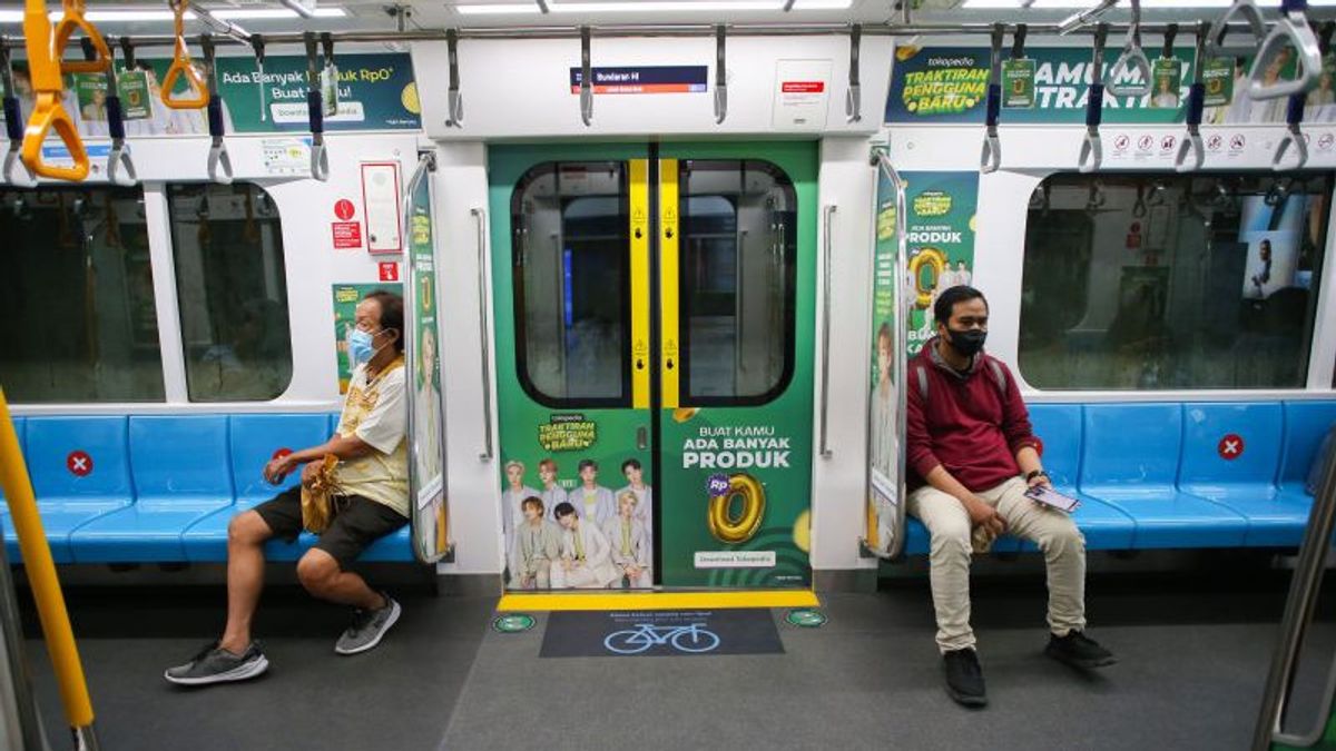 MRT Still Placing Distance Signs Between Passengers