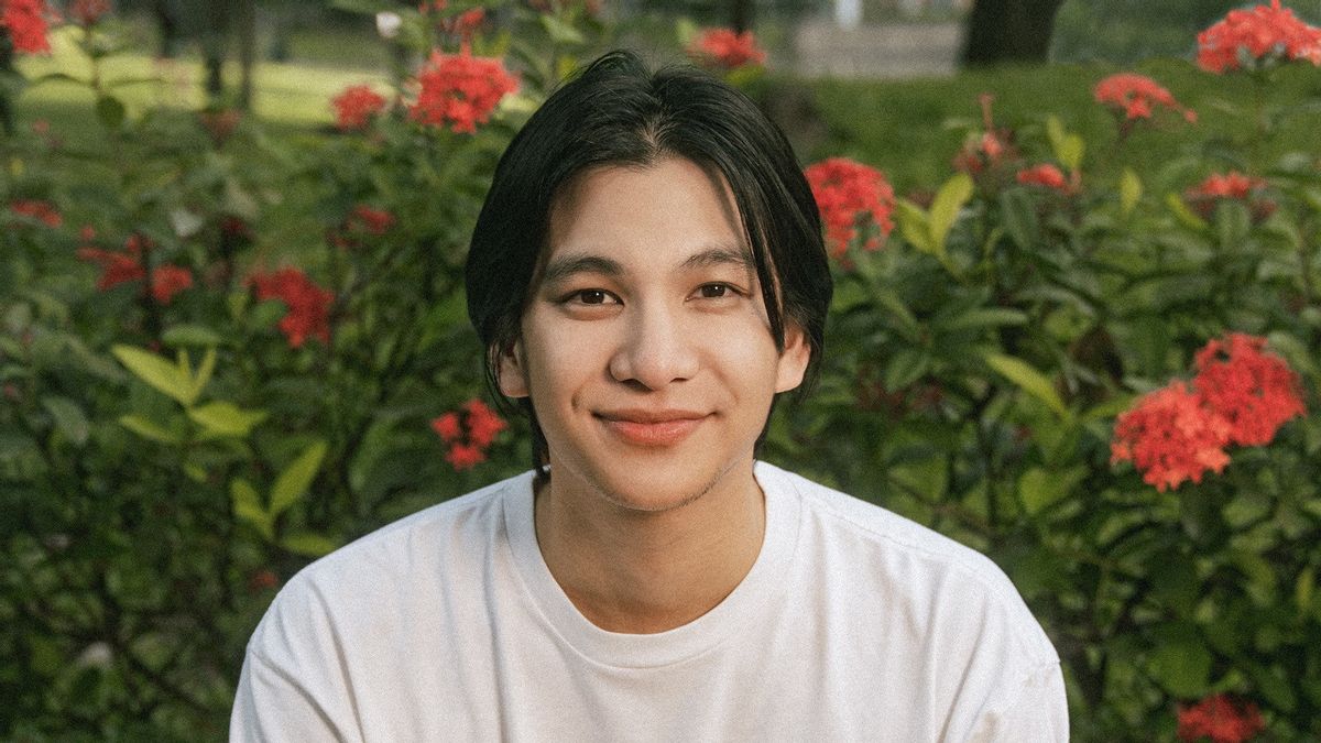 Phum Viphurit Memperkenalkan Single Baru Berjudul <i>The Other Side</i>