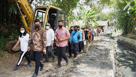 Di Jakarta Normalisasi Sungai Jadi Sorotan, di Medan Ada Bobby Nasution Normalisasi Parit Cegah Banjir