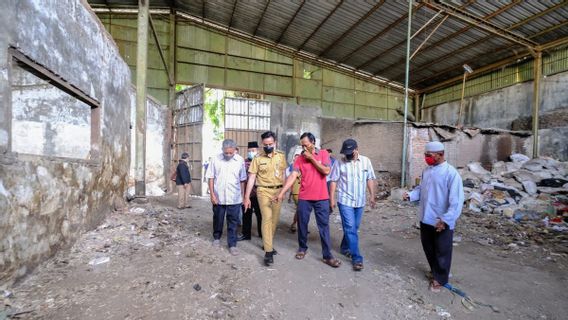 Mas Gibran Gesit Respon Aduan Warga, Tinjau Gudang dan Temukan Belatung Hingga Tulang Ayam 