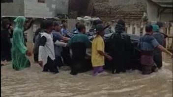 洪水がタンゲランを襲ったときに亡くなった3人の10代の少年、明らかにまだ1つの家族
