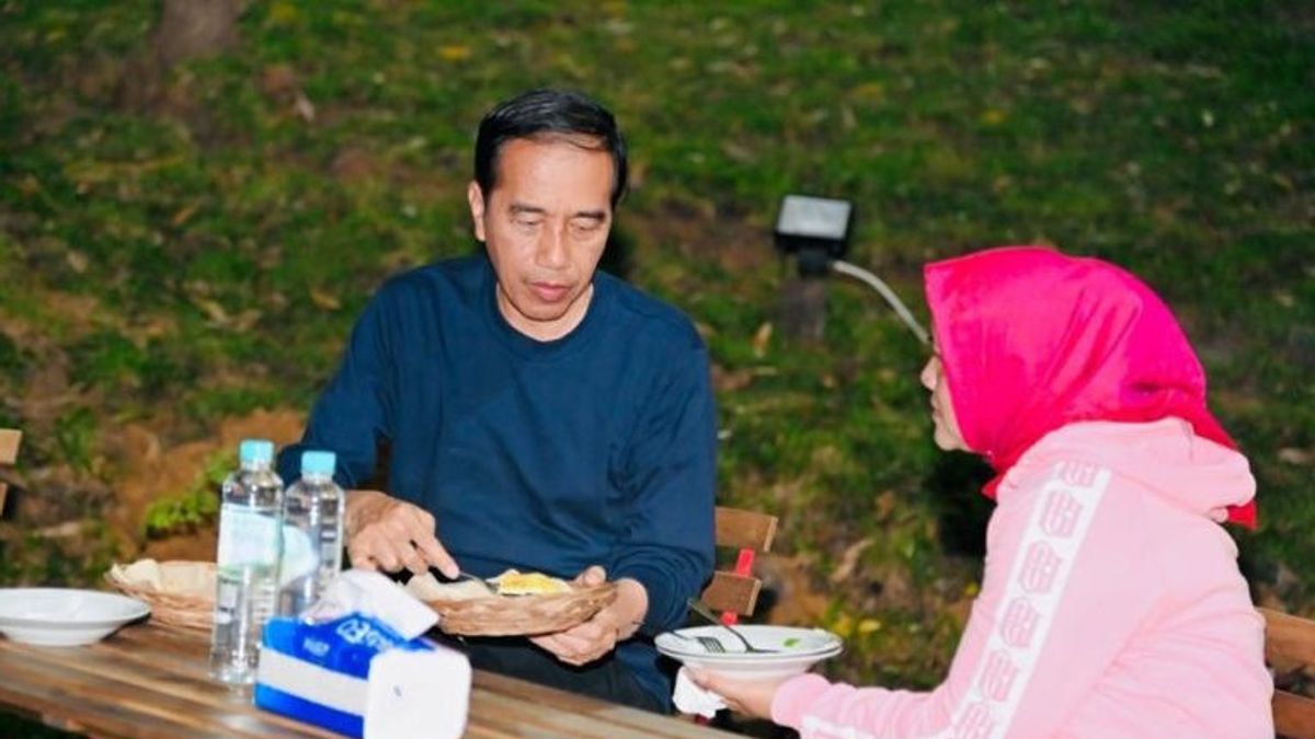 جوكوي يأكل عشاء باكمي جودوغ مع إيريانا في وسط طبيعة IKN