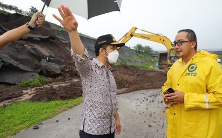 Wagub Jatim Emil Dardak Tinjau Lokasi Tanah Longsor di Tol Pandaan-Malang, Perintahkan Perbaikan Drainase