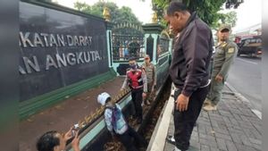 Pemuda Ditemukan Tewas Tersangkut di Pagar Saluran Air Depan Markas TNI AD Kramat Jati