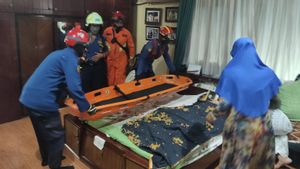 Meninggal di Usia 91 Tahun, Jenazah Wanita di Pulogadung Dievakuasi Petugas Pemadam Kebakaran dari Lantai 2 Rumahnya