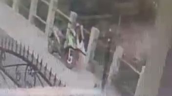 Un homme mauvais grimpe depuis le pont de Kali Ciliwung, filmé par CCTV