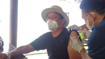 Le Gouverneur De Banten S’injecte Le Vaccin Contre La COVID-19 De Pfizer