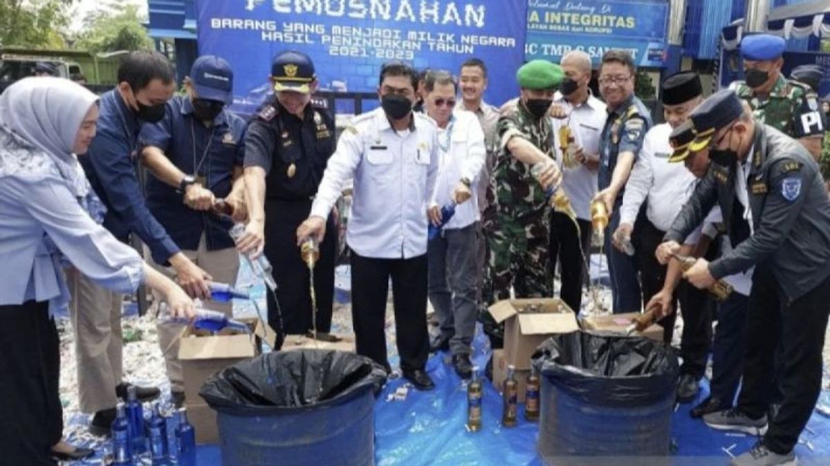 Customs And Excise Says Thank You To Expeditionary Companies To Help Disclosure Illegal Goods In Central Kalimantan