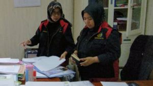 جاكرتا - مكتب المدعي العام في جاوة الغربية سيتا بوكومين خلال تفتيش غرفة الأمين الإقليمي في كاراوانغ