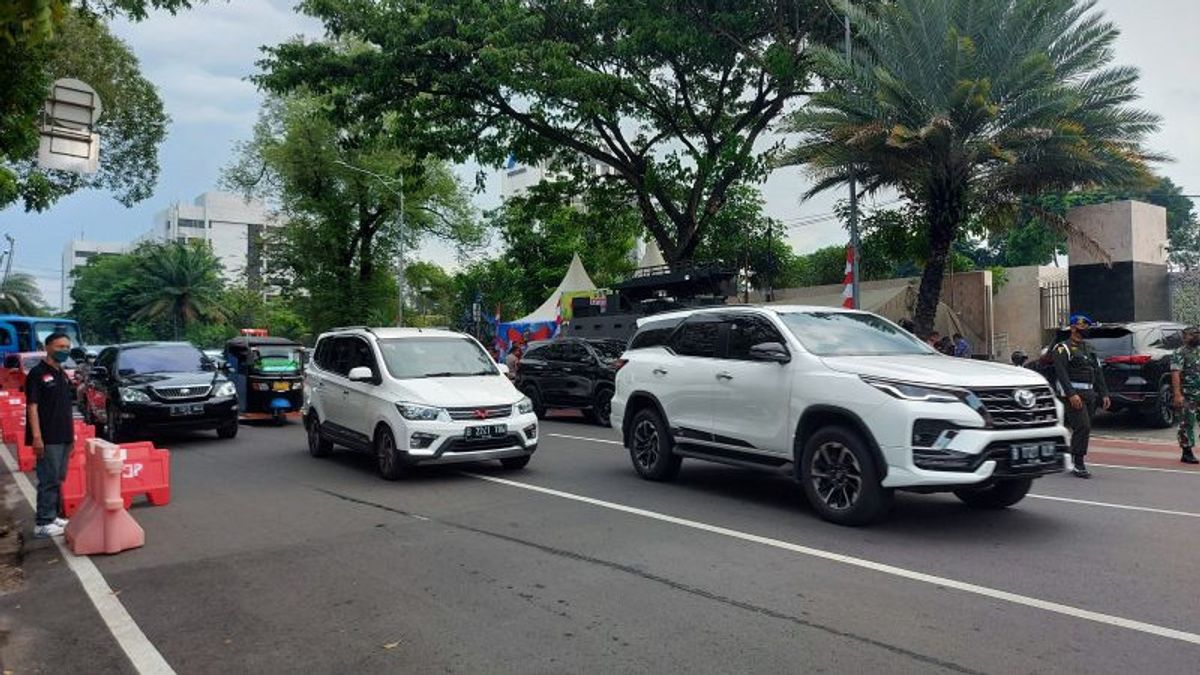 Ahead Of The 2021 Christmas Eve Mass, Traffic Around The Jakarta Cathedral Is Dense