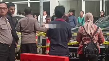 Terjun dari Lantai 30 Apartemen Pademangan, Tubuh Lansia Terjepit Kap Mobil Toyota Avanza