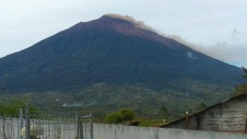 10分間の噴火、ケリンチ山は150メートルの高さの灰を噴き出します