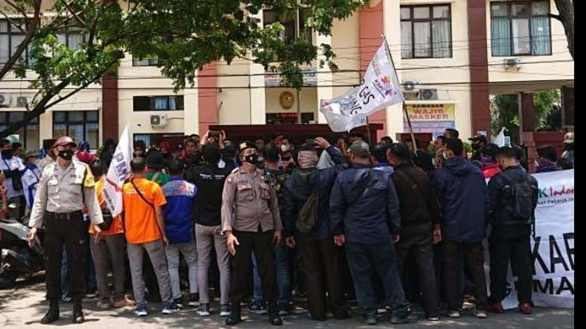 Ganjar Pranowo Digugat Buruh ke PTUN Semarang Soal Upah Minimum
