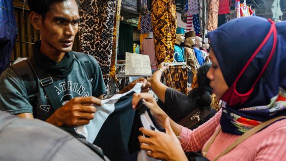 TNI Soldiers Hand Down To Discipline Citizens