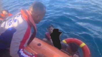 秒 巴萨纳斯古邦从奈克留水域的坎蒂卡77号快船的燃烧中撤离幼儿和母亲