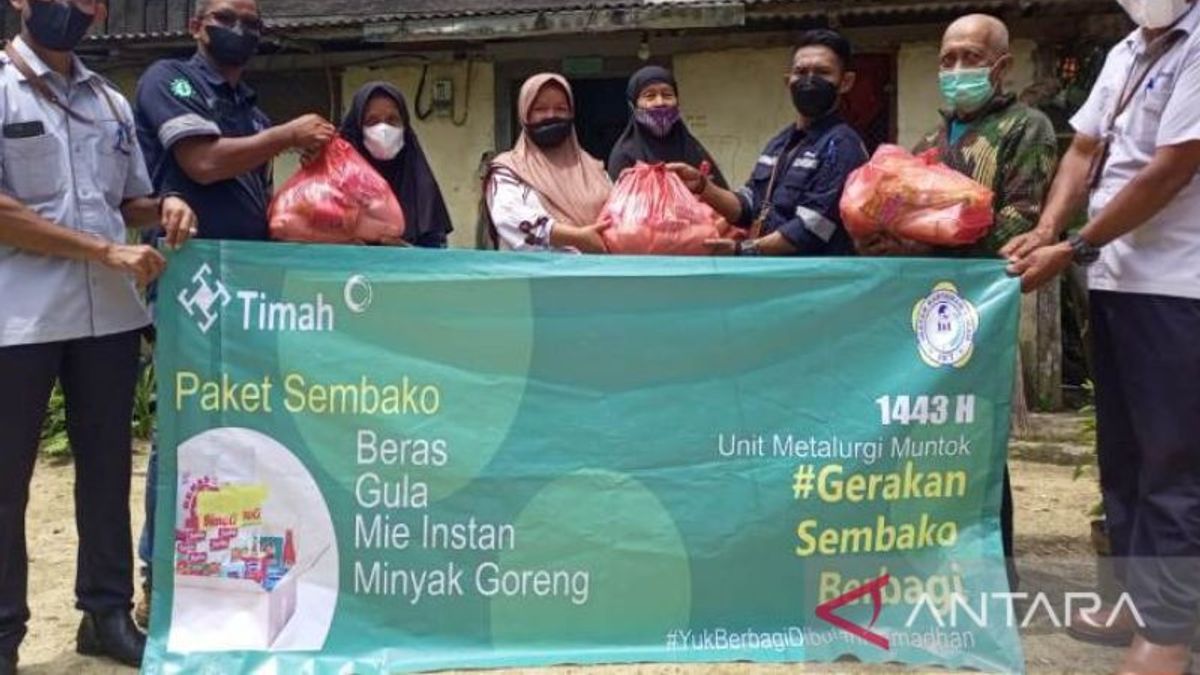 PT Timah Bagi-bagi Sembako di Muntok Bangka Barat